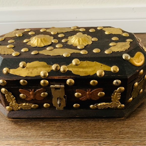 Wooden box with metal ornaments - Picture 2 of 11